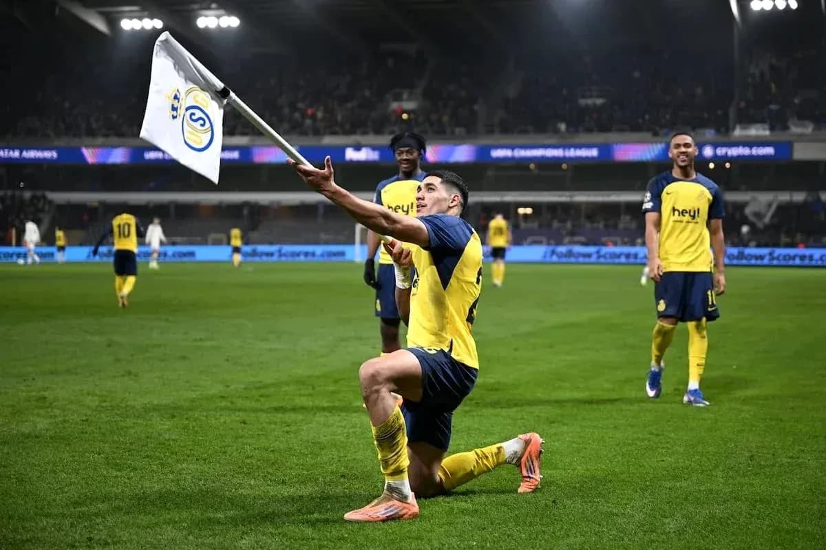 Игрок празднует гол на UEFA Champions League