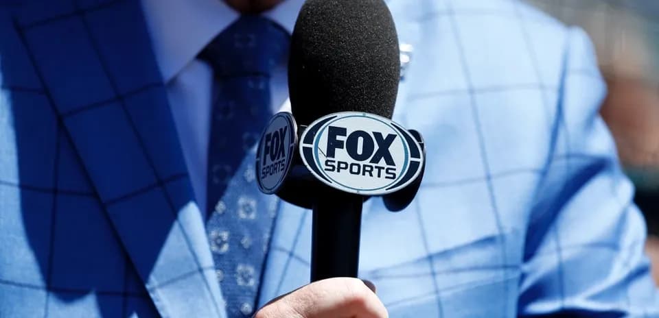 Микрофон FOX Sports в руках комментатора