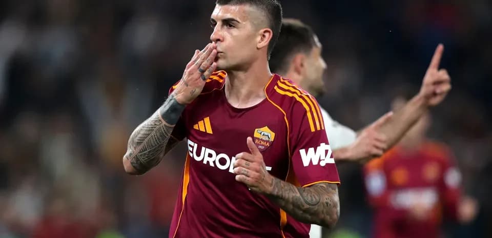 Игрок AS Roma празднует гол на матче