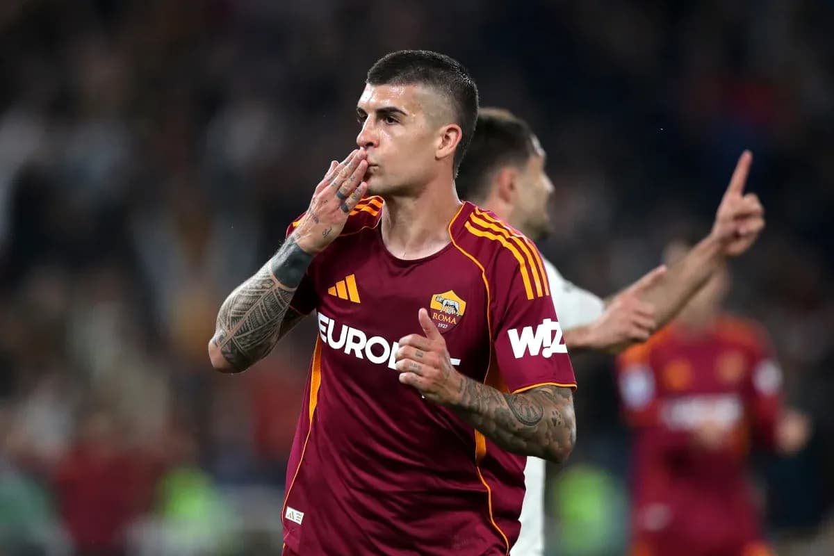 Игрок AS Roma празднует гол на матче