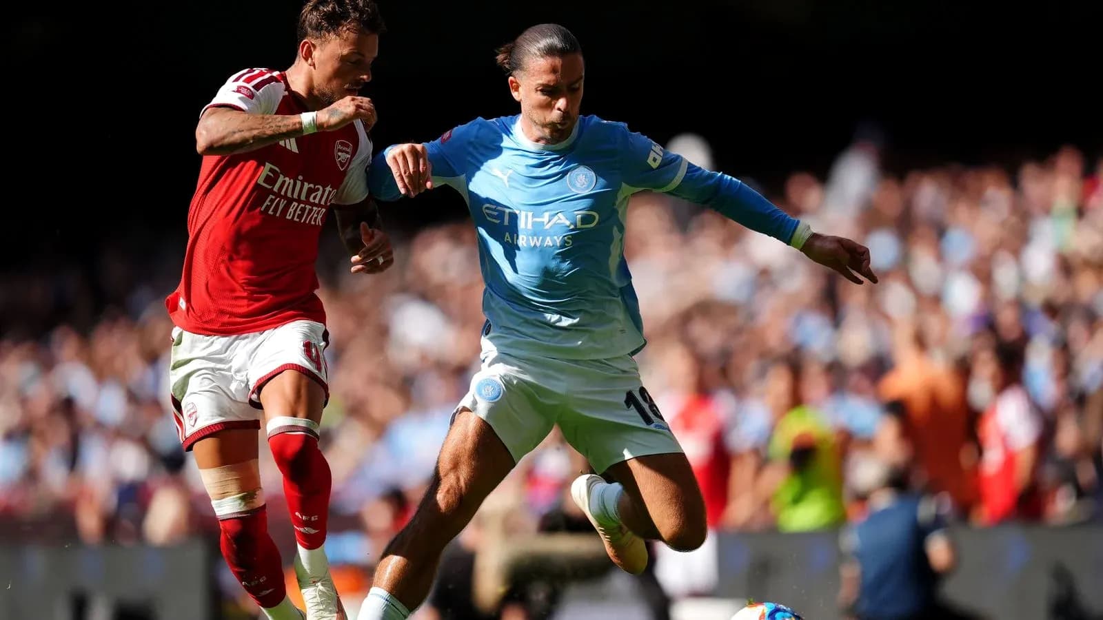 Игроки Arsenal и Manchester City борются за мяч
