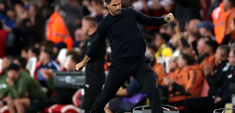 Тренер празднует гол на боковой линии поля