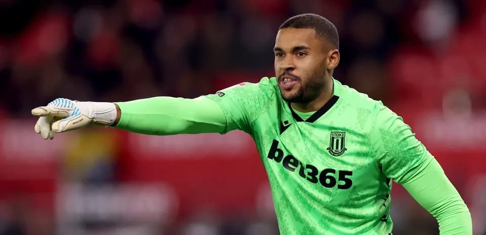 Вратарь Stoke City подает указания команде на поле