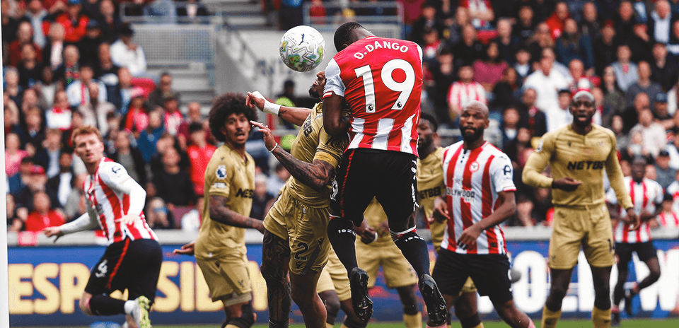 Игроки Brentford и Crystal Palace в борьбе за мяч