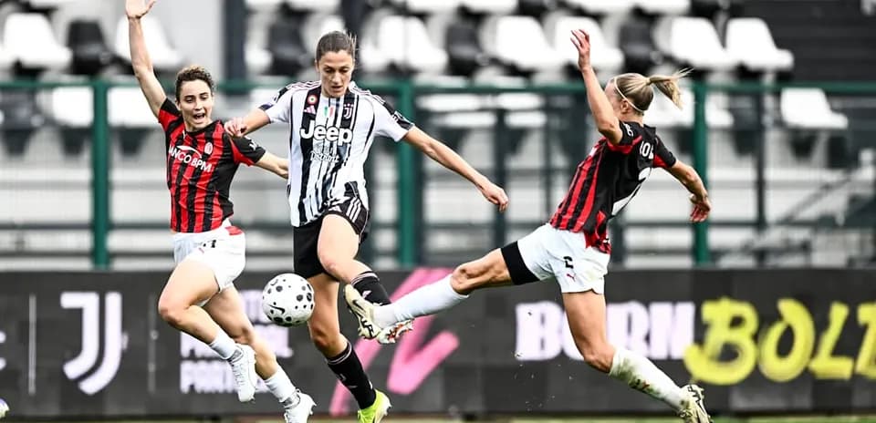 Игроки Juventus и AC Milan на поле
