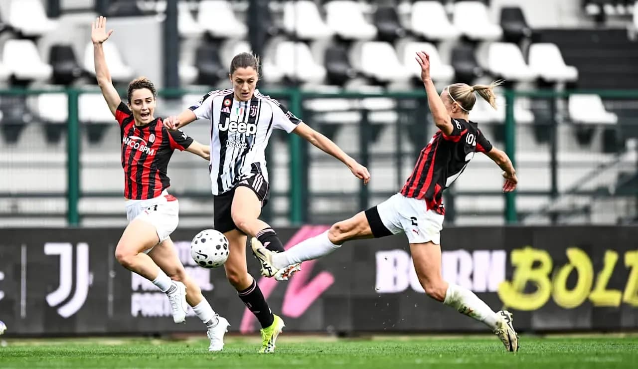 Игроки Juventus и AC Milan на поле