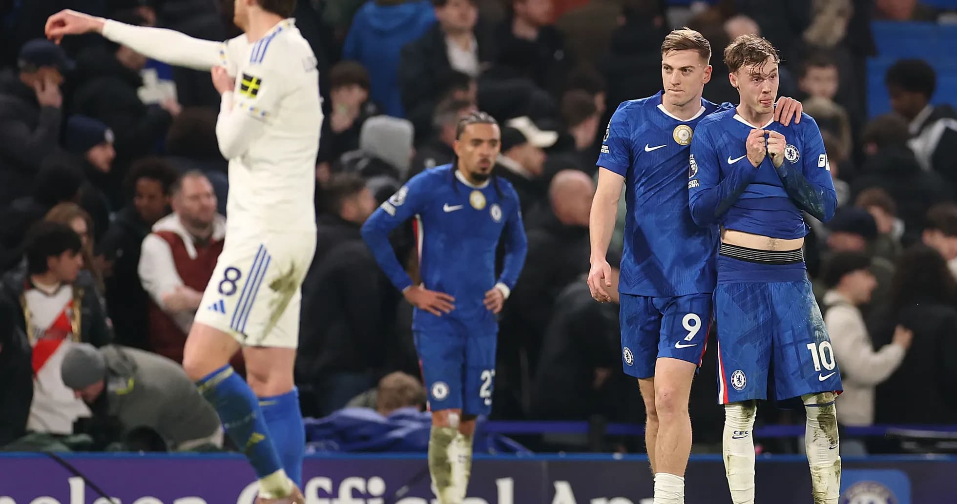 Игроки Chelsea после матча, один поддерживает другого