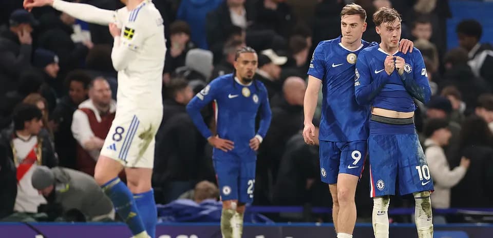 Игроки Chelsea после матча, один поддерживает другого