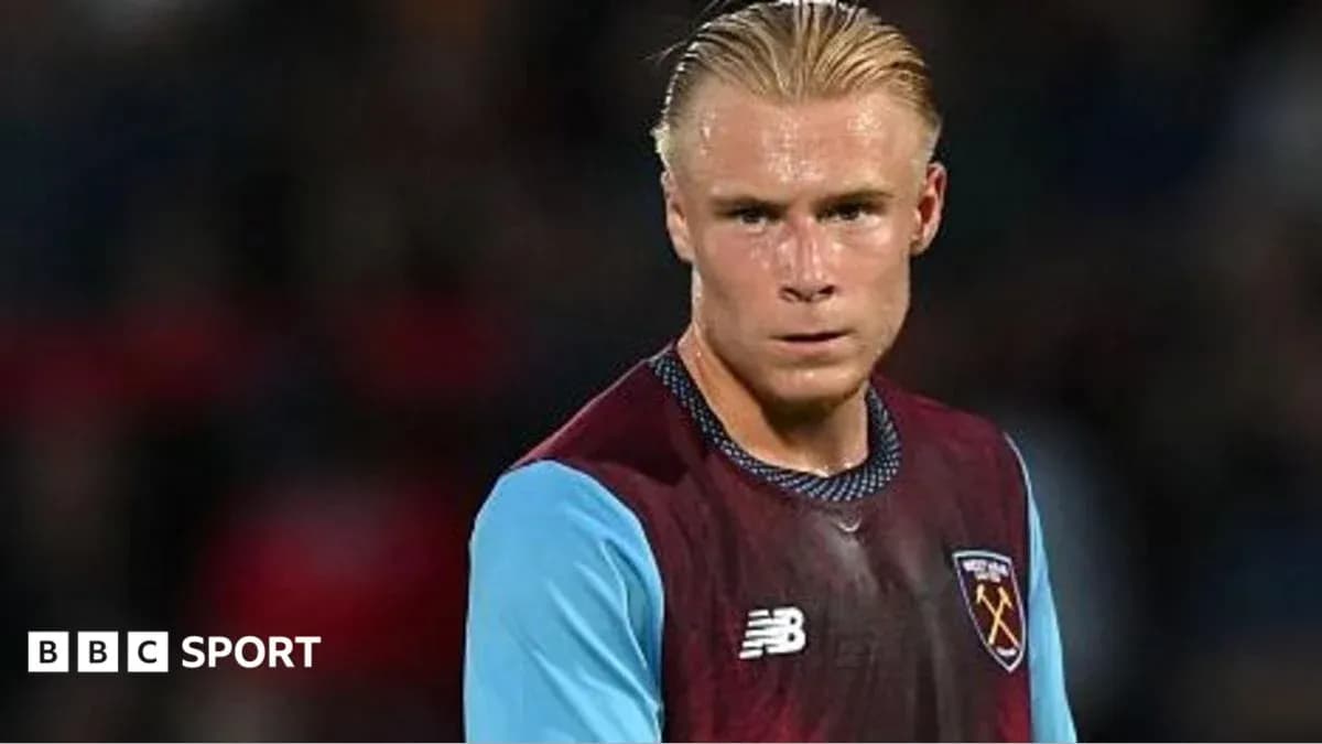 Игрок в форме West Ham United на поле