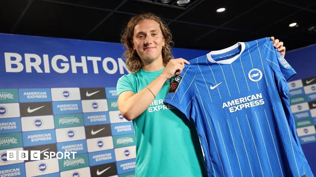 Игрок демонстрирует новую футболку Brighton на пресс-конференции
