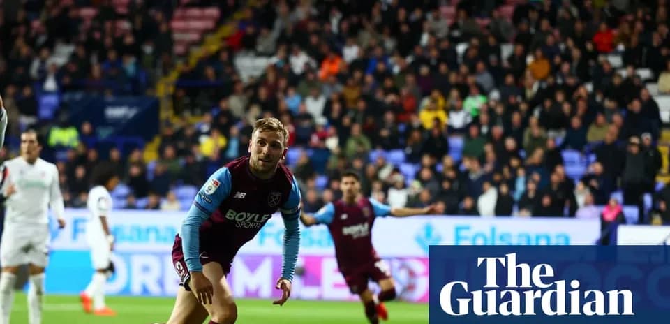 Игрок West Ham United празднует гол на стадионе