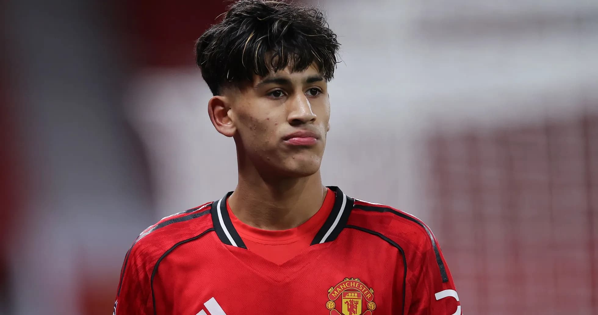 Игрок в красной форме Manchester United на поле