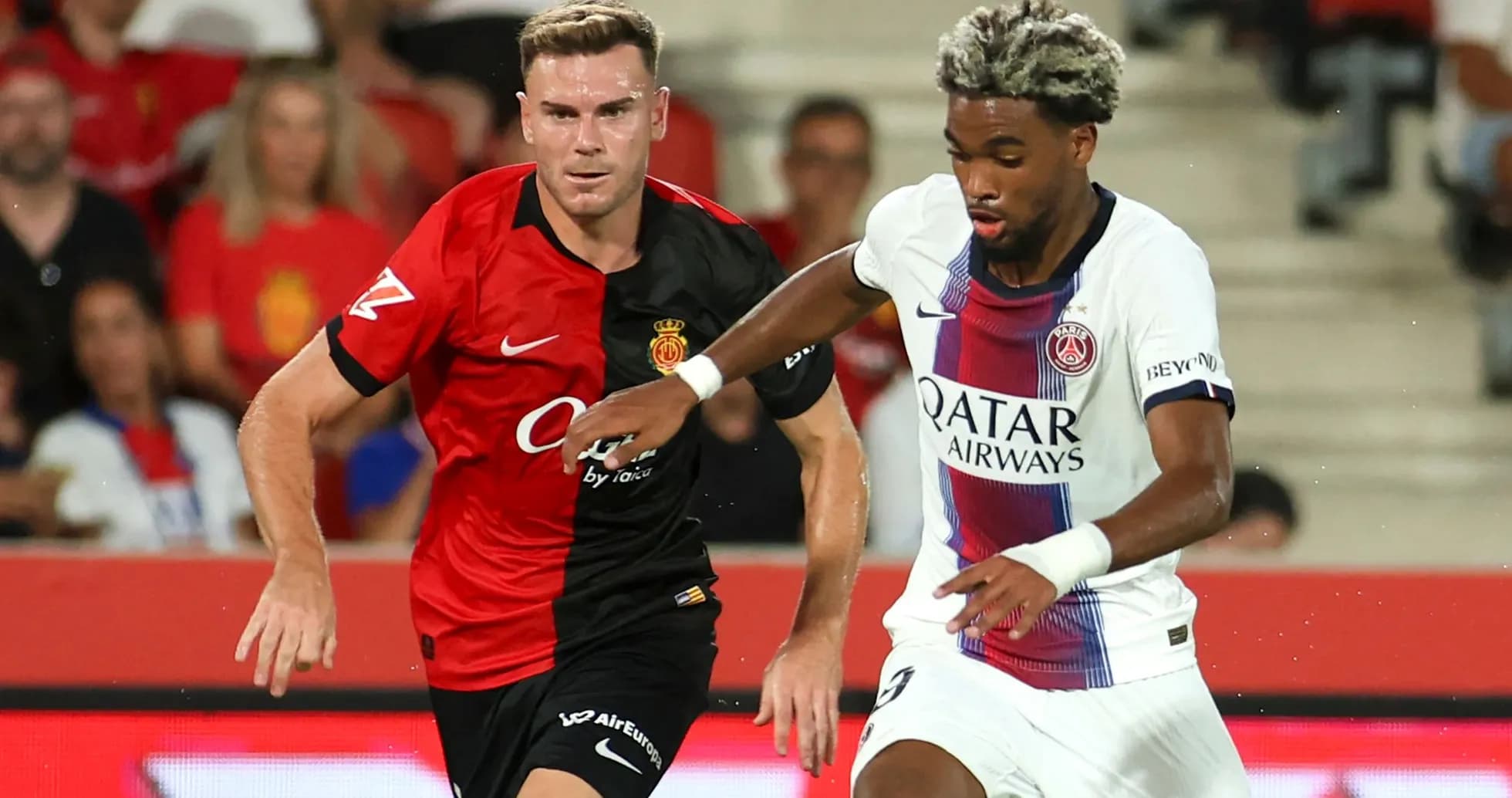Игроки Mallorca и PSG в борьбе за мяч