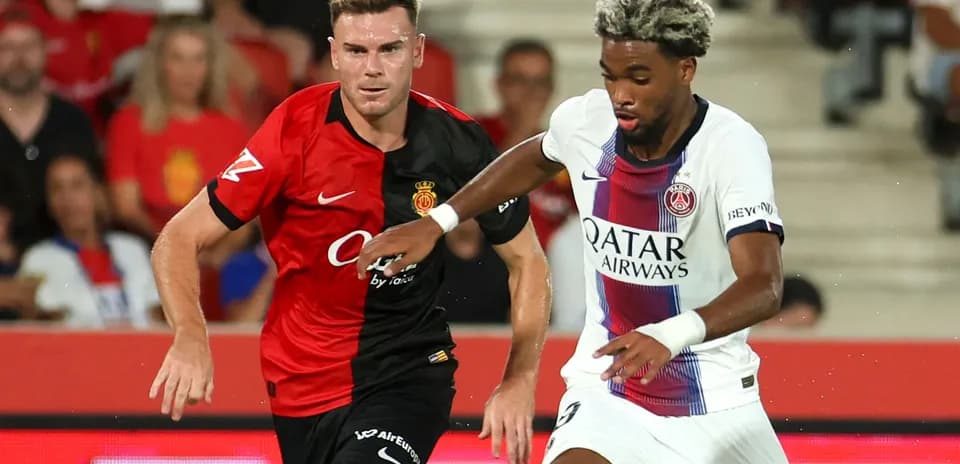 Игроки Mallorca и PSG в борьбе за мяч
