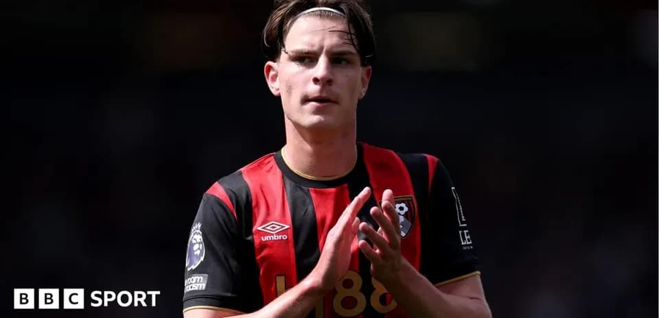 Игрок Bournemouth аплодирует болельщикам на стадионе