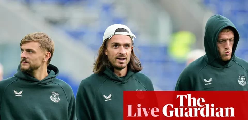 Игроки Everton в спортивной одежде на стадионе