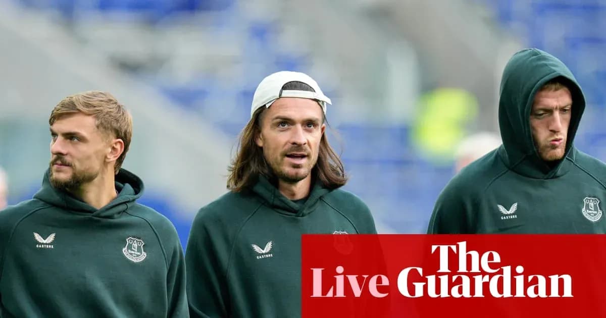 Игроки Everton в спортивной одежде на стадионе