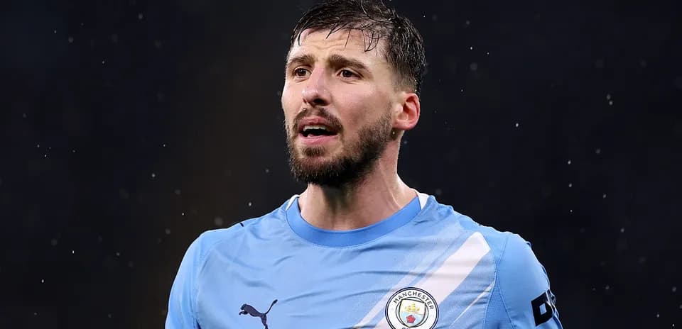 Игрок Manchester City в синей футболке на поле