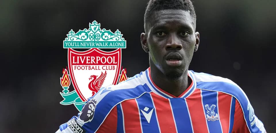 Игрок в форме Crystal Palace с логотипом Liverpool