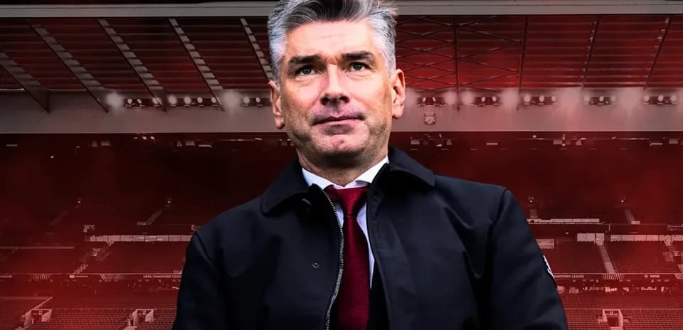 Тренер на стадионе с красным фоном