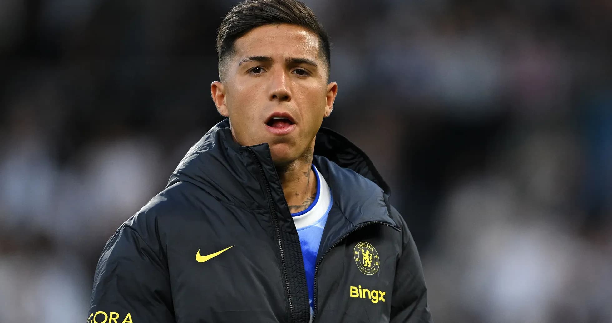 Игрок в куртке Chelsea на скамейке запасных
