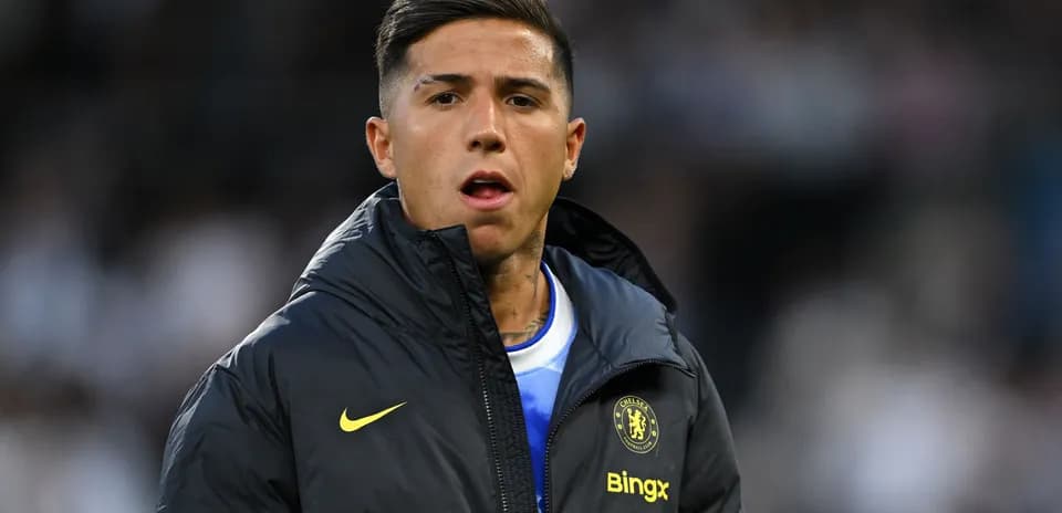 Игрок в куртке Chelsea на скамейке запасных