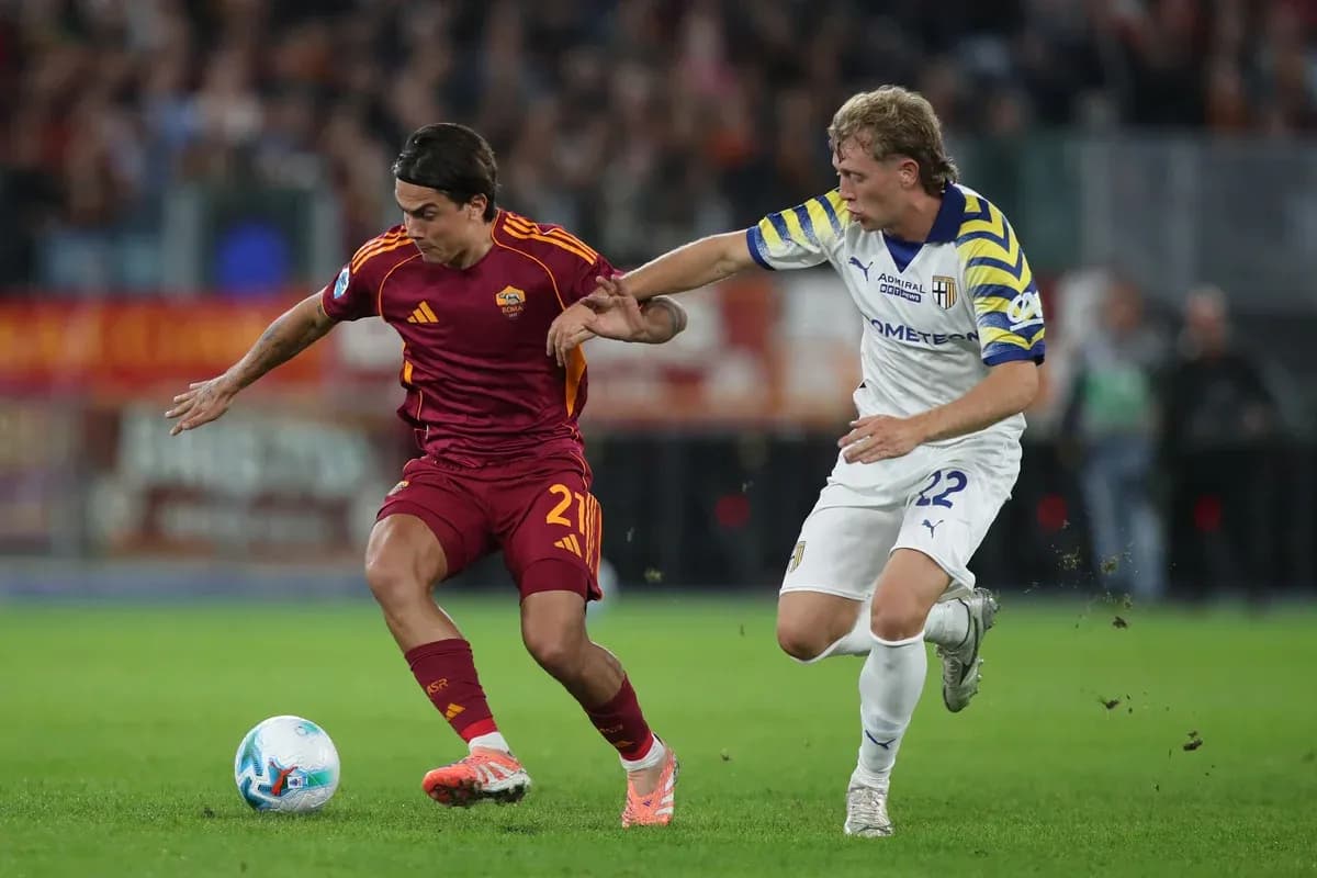 Игроки AS Roma и Пармы в борьбе за мяч