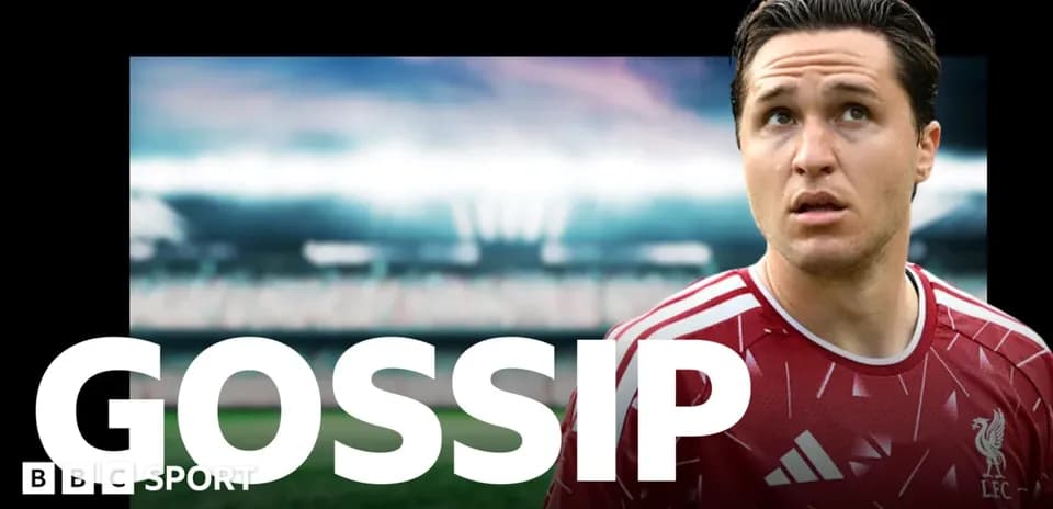 Игрок в форме Ливерпуля на стадионе с надписью 'GOSSIP'