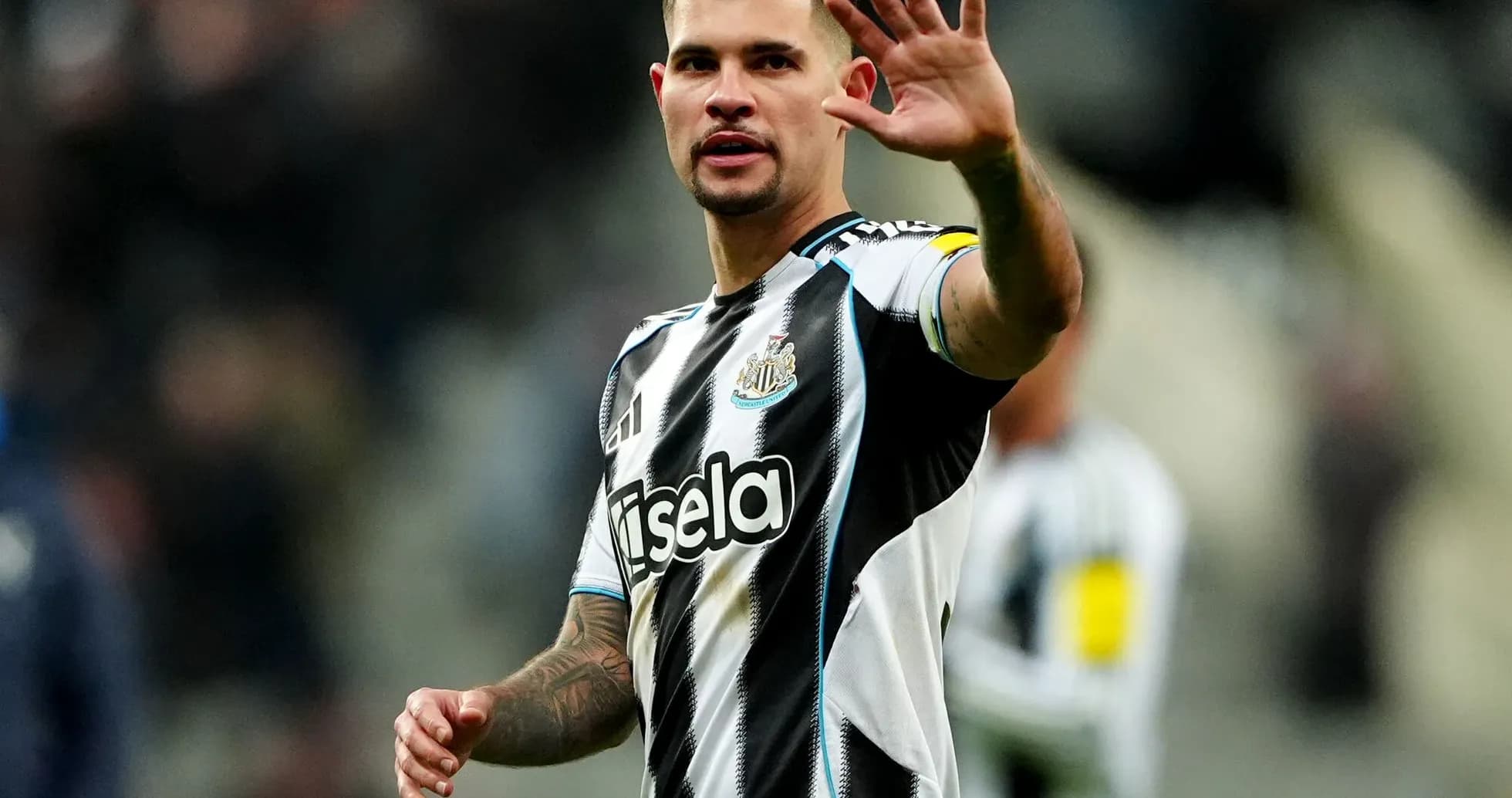 Игрок Newcastle United машет рукой болельщикам