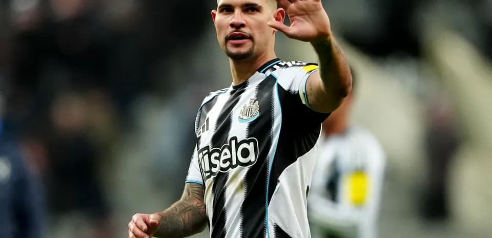 Игрок Newcastle United машет рукой болельщикам