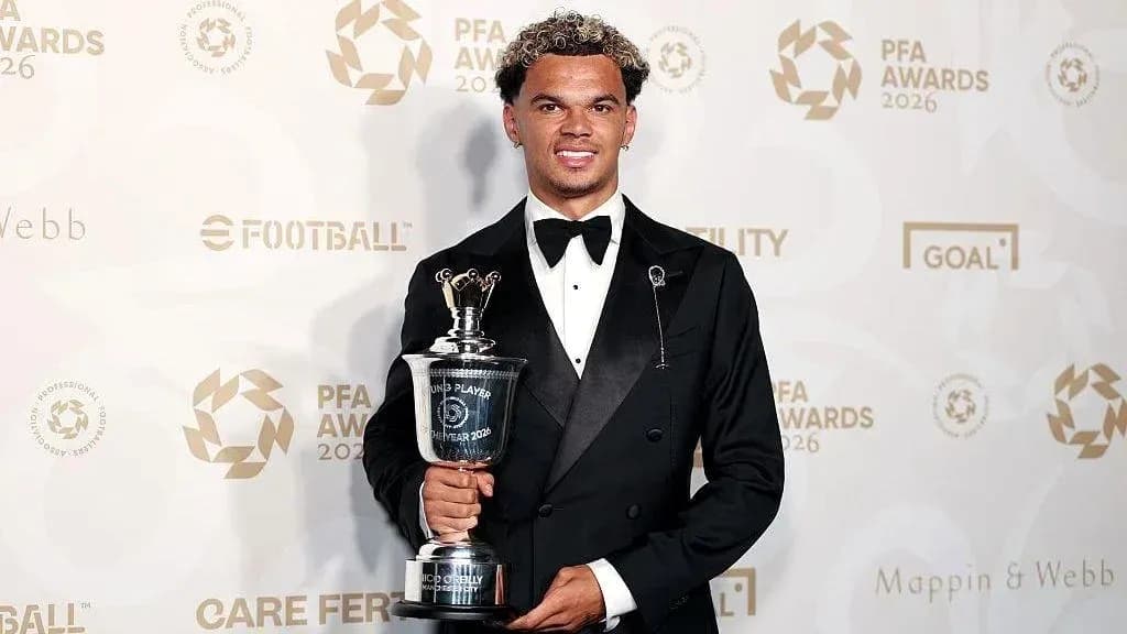 Игрок с наградой на церемонии PFA Awards 2026