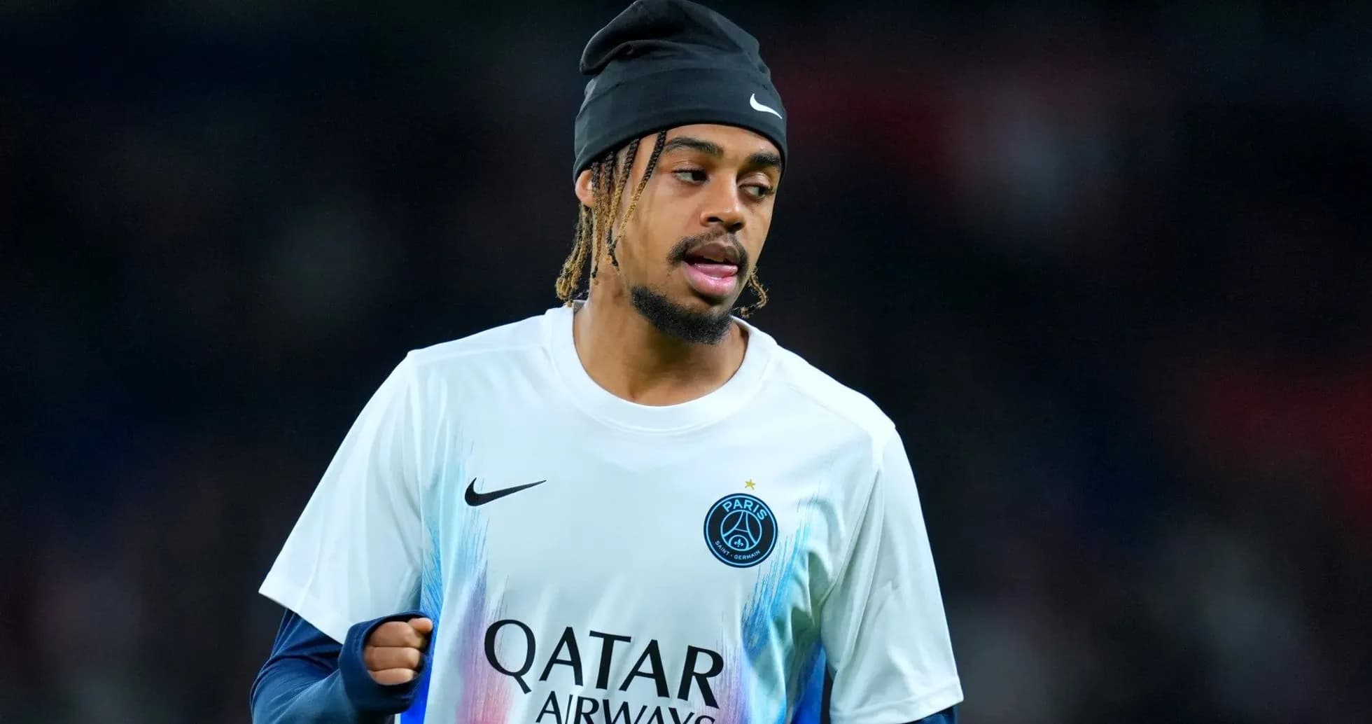 Игрок в тренировочной одежде PSG на поле