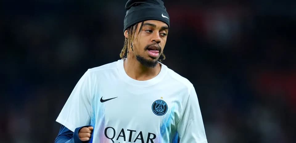 Игрок в тренировочной одежде PSG на поле