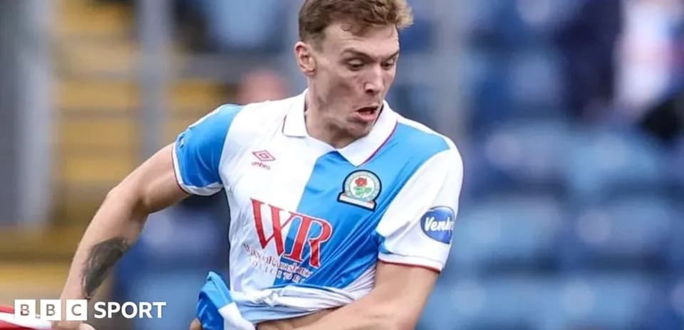 Игрок в форме Blackburn Rovers во время матча