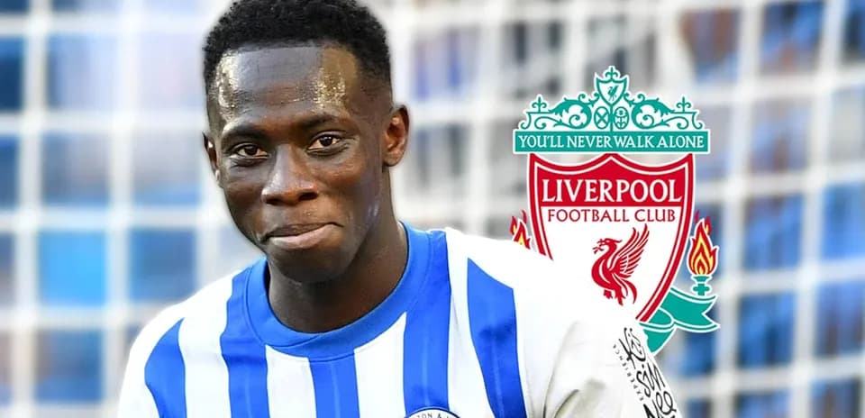 Игрок в форме Brighton & Hove с логотипом Liverpool