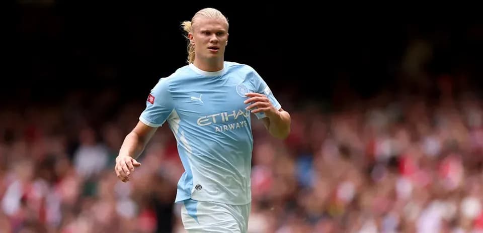 Игрок Manchester City в голубой форме на поле