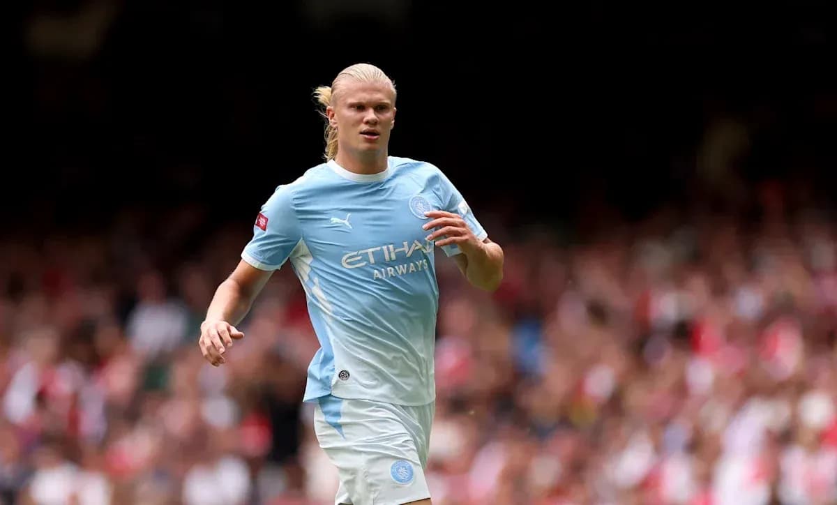 Игрок Manchester City в голубой форме на поле