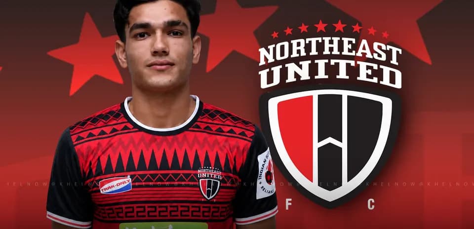 Игрок в форме Northeast United с логотипом клуба