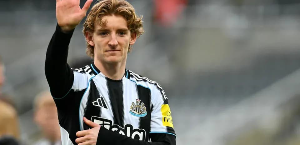 Игрок Newcastle поднимает руку в приветствии