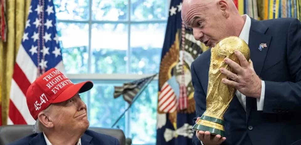 Два человека обсуждают кубок чемпионата мира по футболу