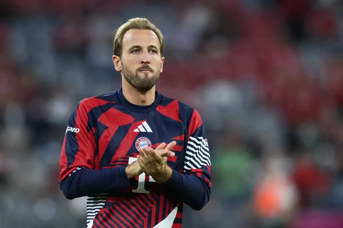 Игрок в форме Bayern Munich, аплодирующий фанатам