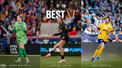 Три игрока в форме на награждении Best XI