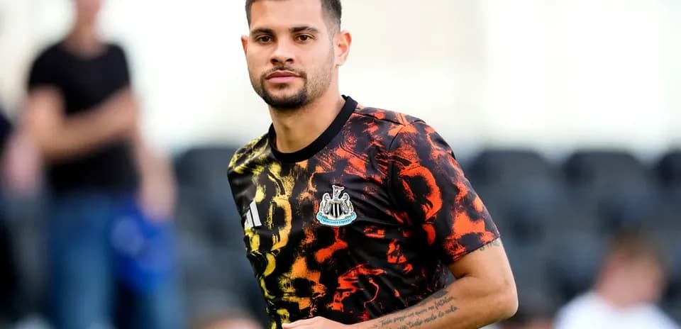 Игрок в тренировочной футболке Newcastle United на поле