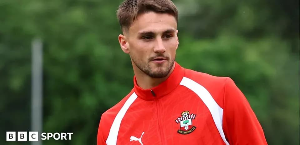 Игрок в тренировочной форме Southampton на поле