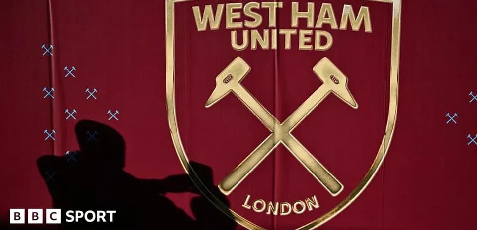 Логотип клуба West Ham United на красном фоне
