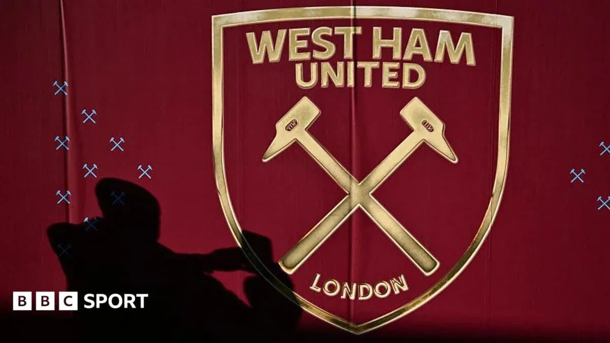 Логотип клуба West Ham United на красном фоне