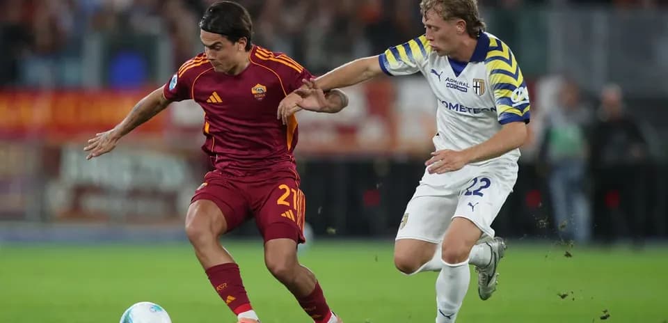 Игроки AS Roma и Parma борются за мяч