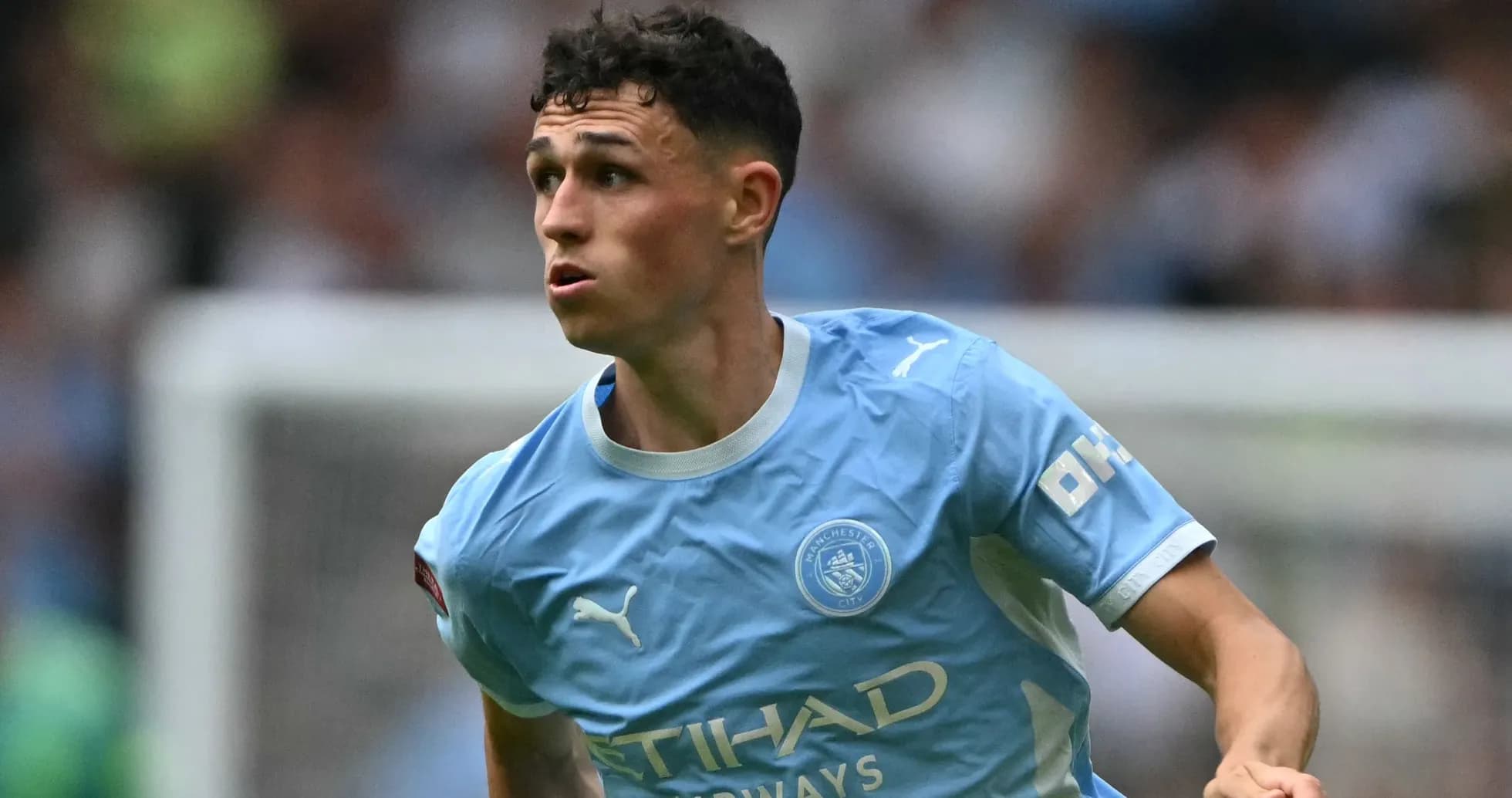 Игрок Manchester City в синей форме на поле