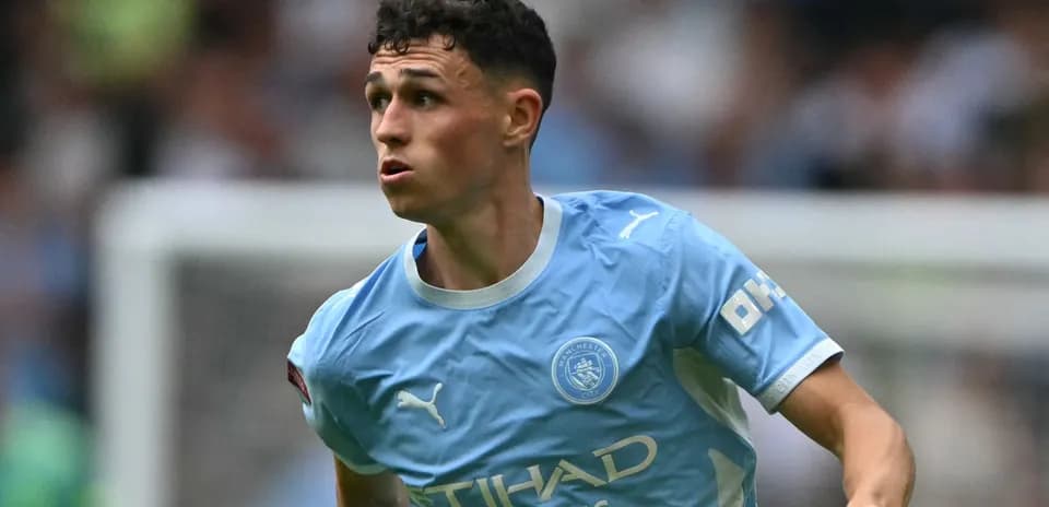 Игрок Manchester City в синей форме на поле