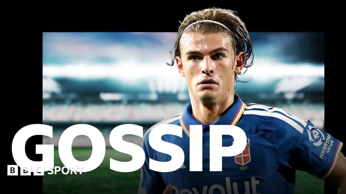 Игрок в футбольной форме на стадионе с надписью 'GOSSIP'